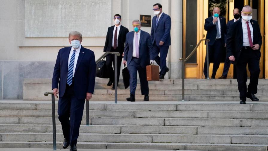 Trump regresa a Casa Blanca, aún contagioso y sin mascarilla