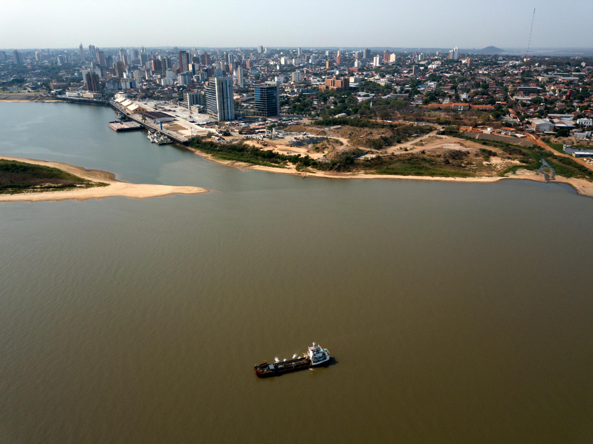 Un barco extrae arena del cauce del río Paraguay, aprovechando su bajo nivel de agua, frente a las costas de Asunción, Paraguay, el viernes 9 de octubre de 2020.