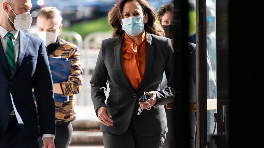 Kamala Harris pausa sus viajes debido a dos contagios de COVID-19 en su entorno