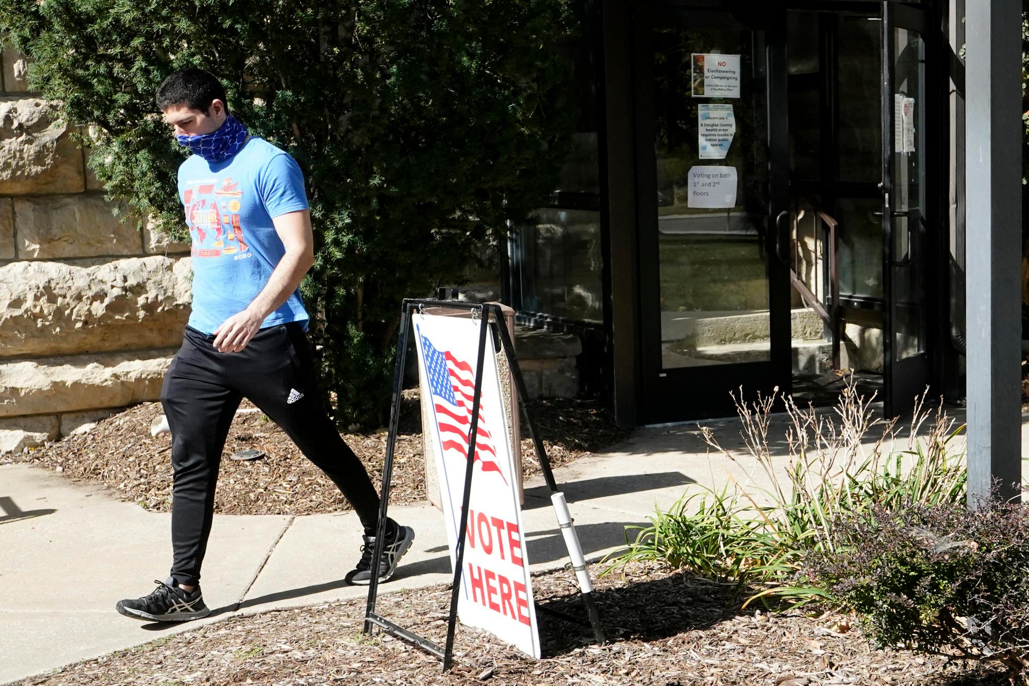 ESTADOS UNIDOS: Un votante abandona el Palacio de Justicia del Condado de Douglas después de emitir su voto en Lawrence, Kansas, el miércoles 14 de octubre de 2020. La votación en persona comenzó hoy en la mayoría de los condados de Kansas.