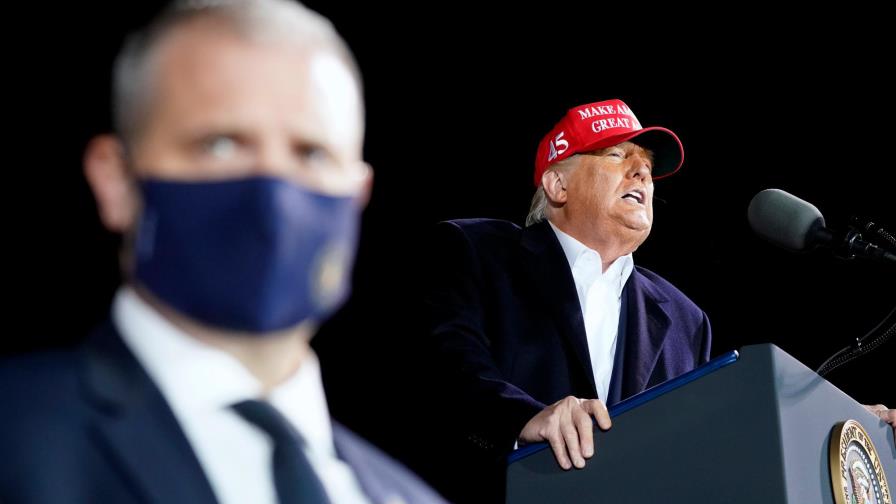 Trump dispuesto a aumentar monto de paquete de ayuda para alcanzar acuerdo con demócratas Trump dispuesto a aumentar monto de paquete de ayuda para alcanzar acuerdo con demócratas