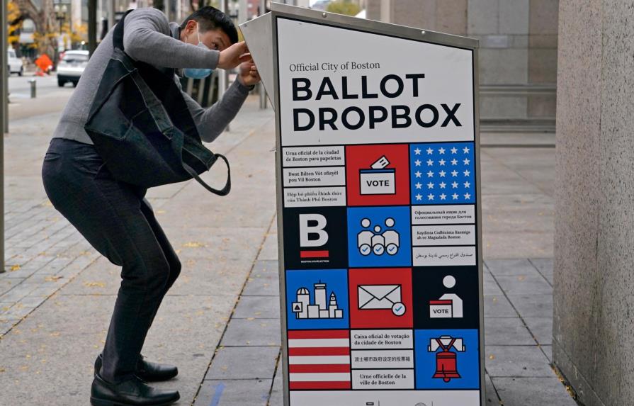 Urnas con cientos de votos por correo son quemadas en calles de Boston 
