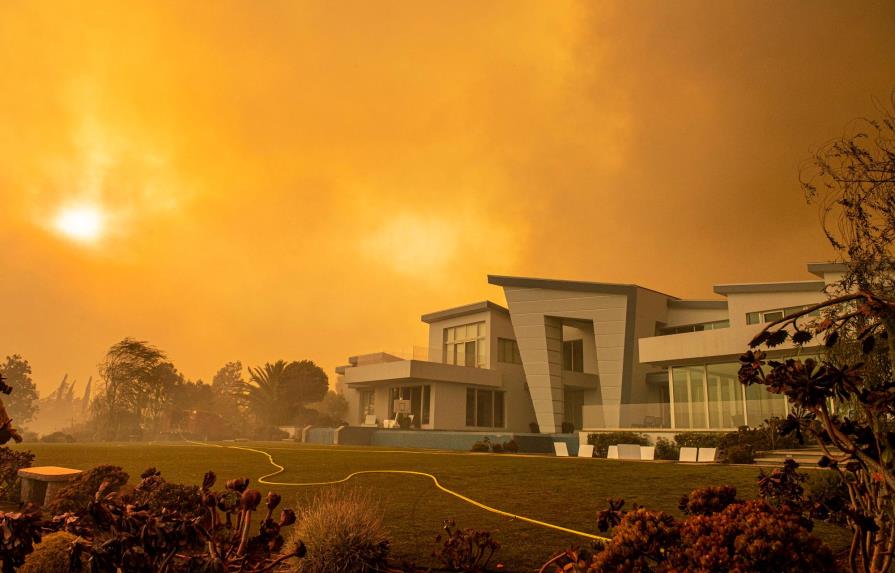 Unos 60.000 evacuados de localidad cerca de Los Angeles por nuevo incendio forestal
