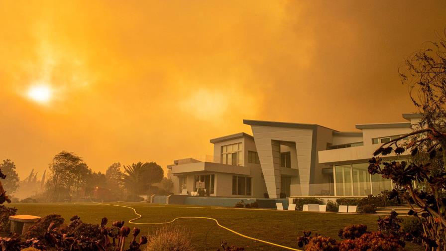 Unos 60.000 evacuados de localidad cerca de Los Angeles por nuevo incendio forestal