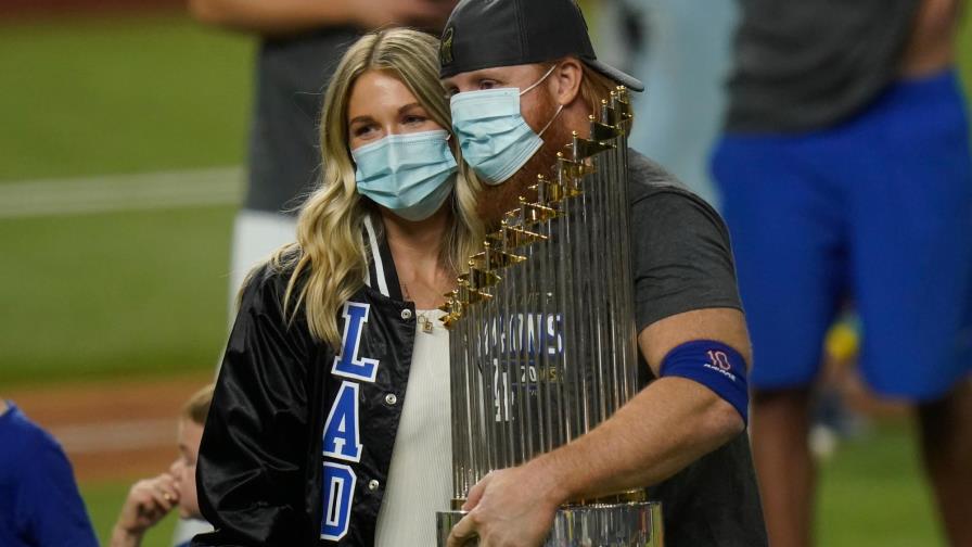 Justin Turner no será sancionado por festejar Serie Mundial tras positivo a covid-19