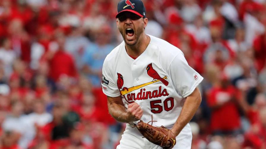 Adam Wainwright fue contratado por los Bravos de Atlanta