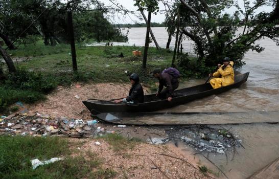 Huracán Eta, que avanza por Nicaragua, deja al menos tres muertos