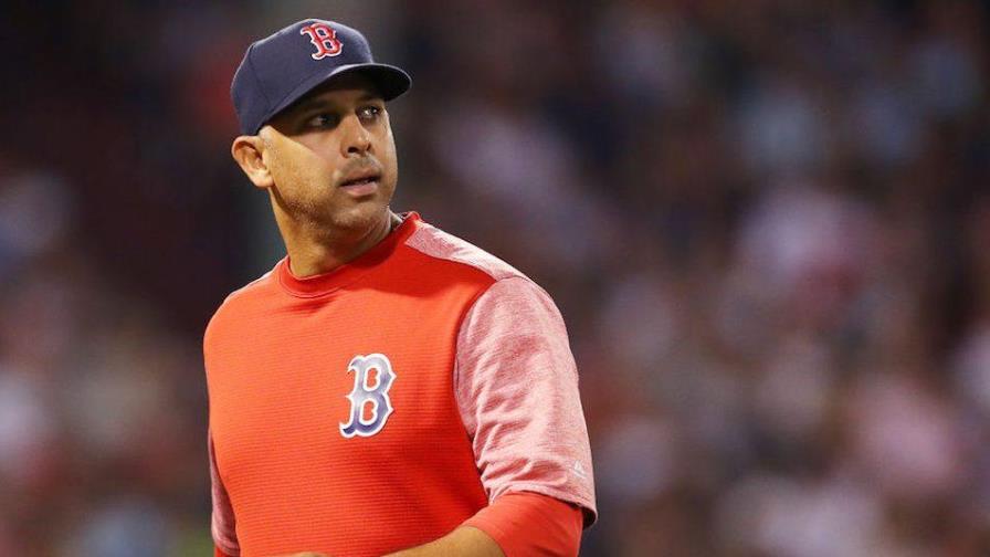 Los Medias Rojas de Boston  entrevistaron formalmente a Alex Cora