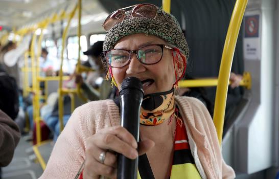 “Cindy sin Dientes” rapea en buses de Colombia por propinas