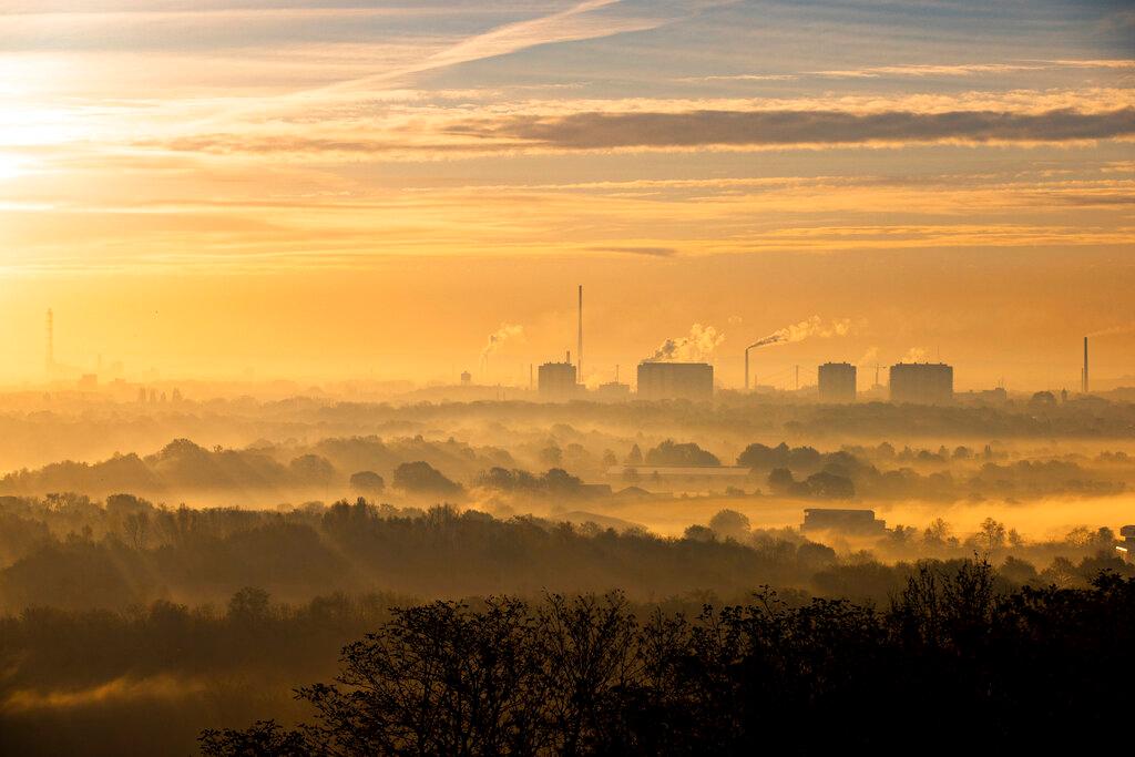 El sol sale sobre Duisburg, visto desde la vecina ciudad de Moers, Alemania.
