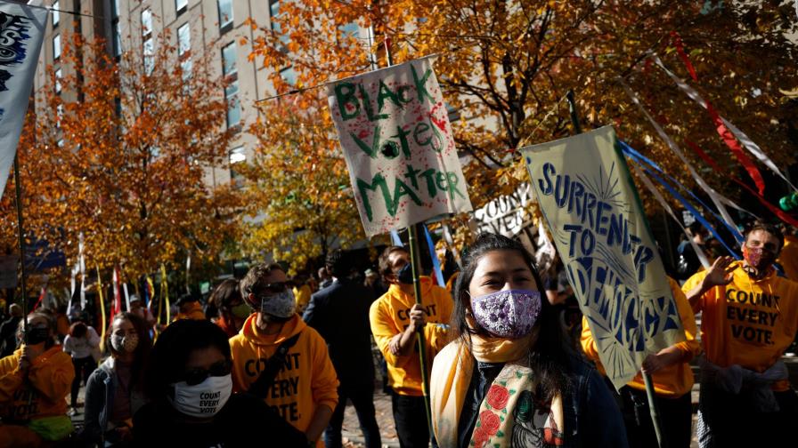 Varios cientos de manifestantes frente al centro de conteo en Filadelfia