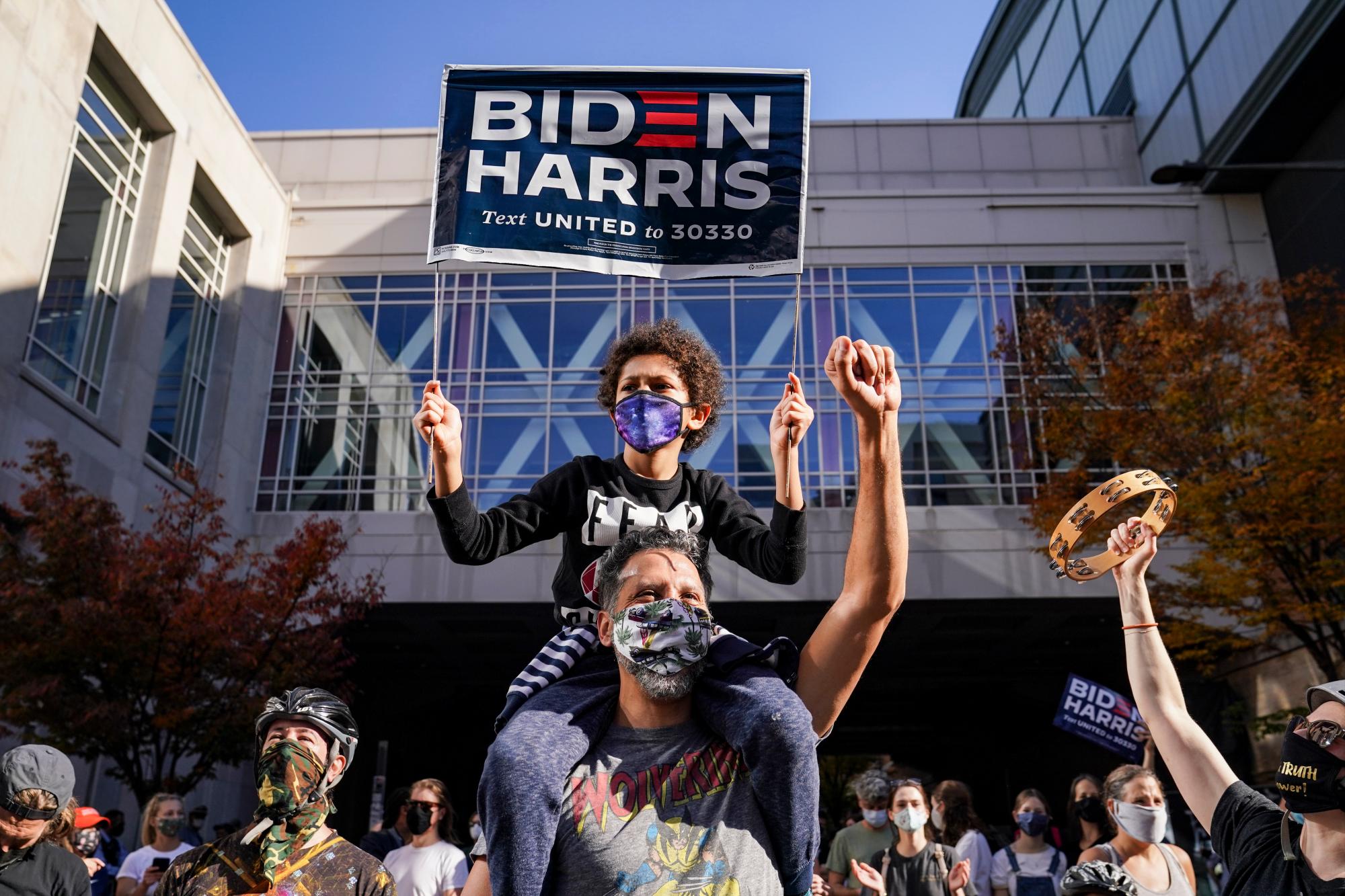 Personas en Filadelfia celebran el triunfo de Biden. 