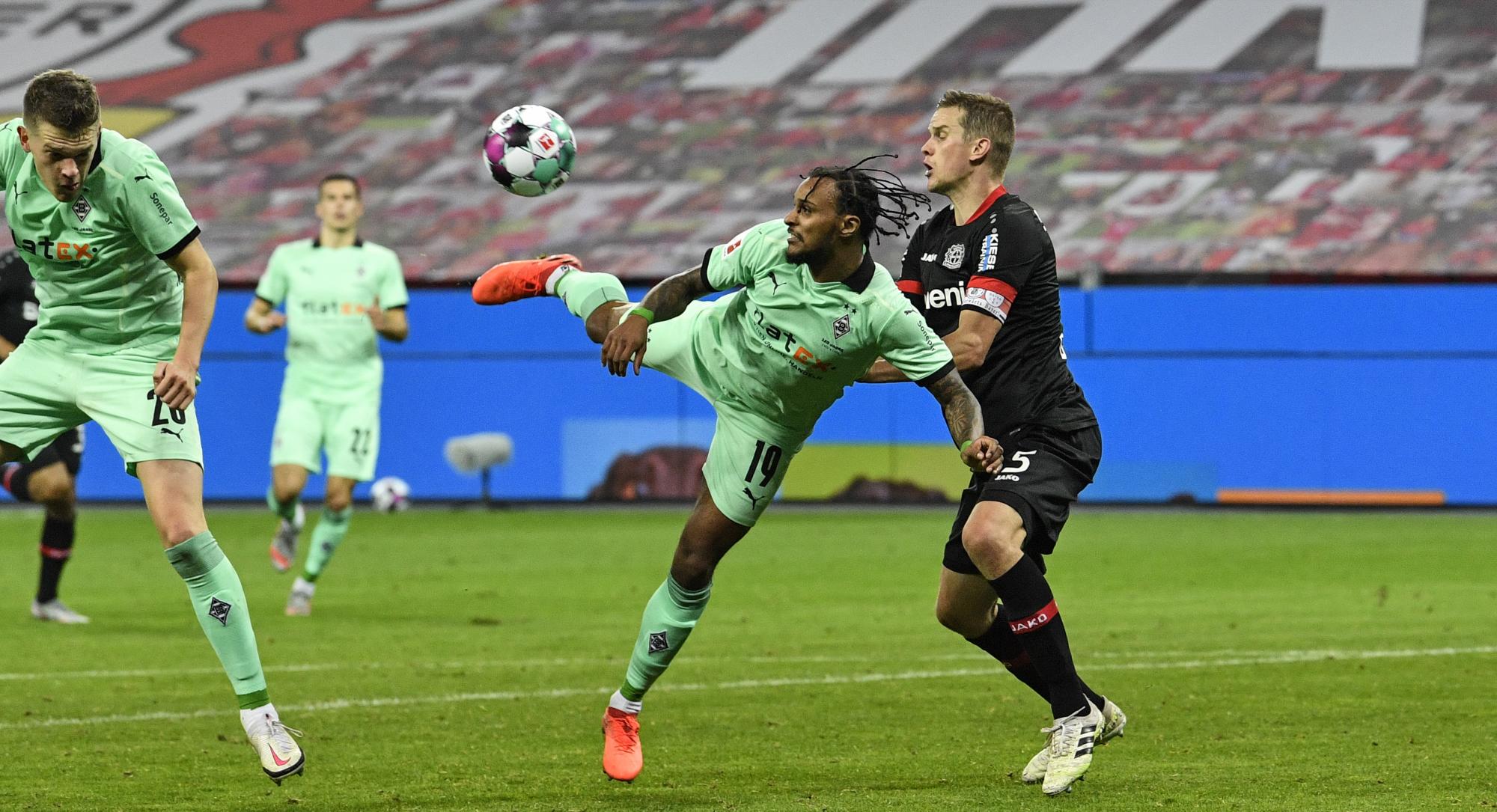 Valentino Lázaro anota un gol acrobático en el duelo que enfrentó al Borussia Moenchengladbach y el Bayer Leverkusen (AP Photo/Martin Meissner)