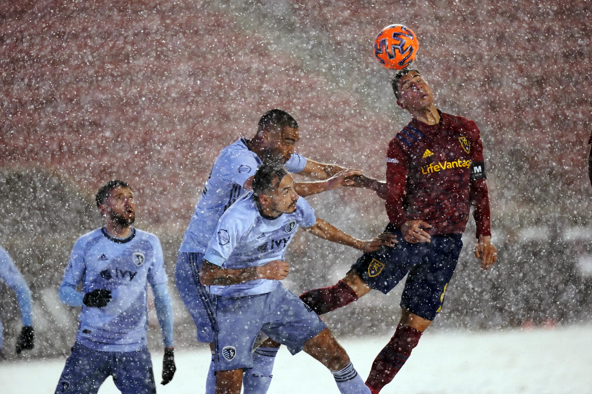 Una nevada no impidió el duelo entre Real Salt Lake y Sporting Kansas City (AP Photo/Rick Bowmer)