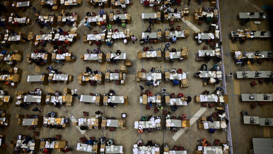 Conteo de votos en Puerto Rico sufre nuevo revés con despido de funcionaria