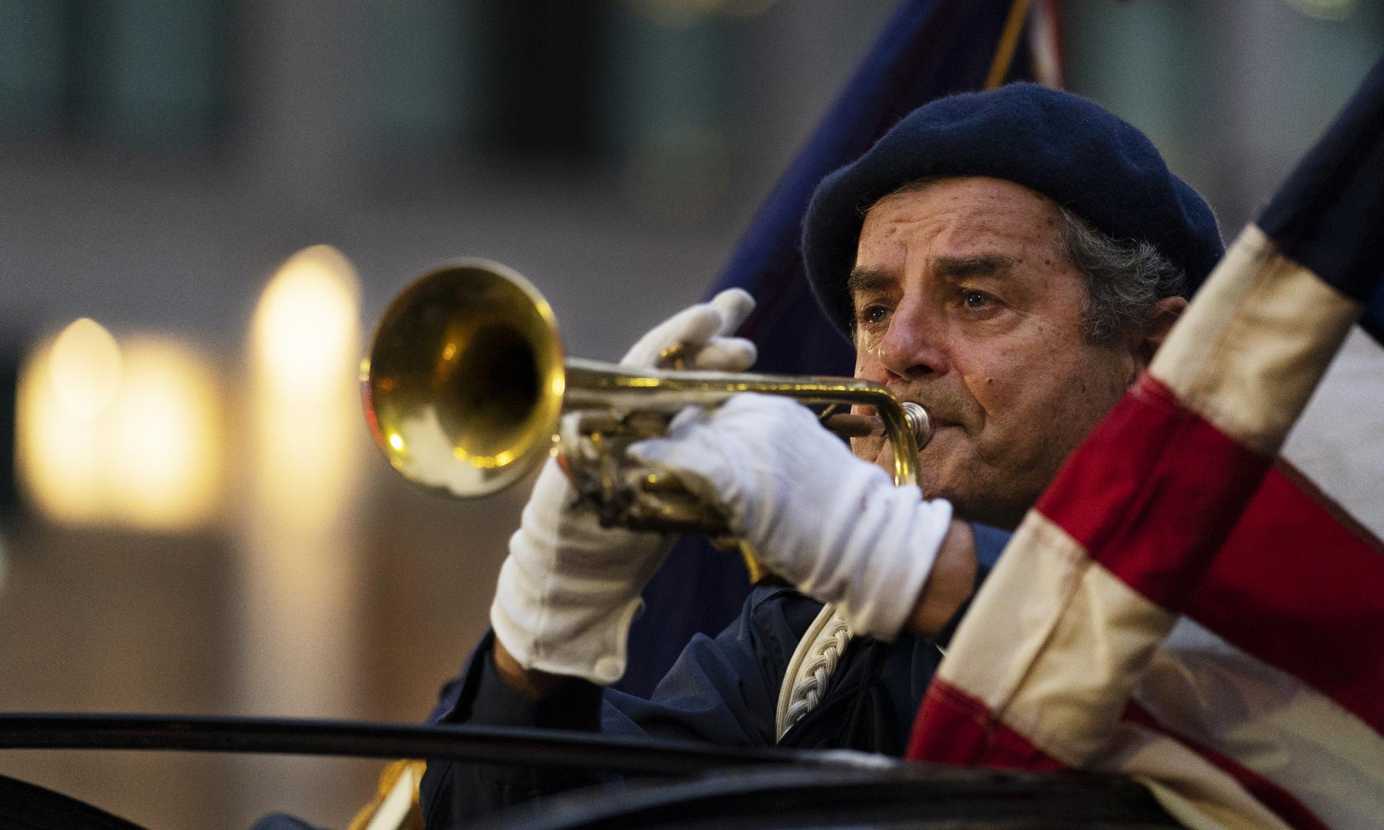 El veterano francés Jacques LeTalon ejecuta la trompeta desde un vehículo de guerra antiguo, en el desfile celebrado en la ciudad de Nueva York en honor a los veteranos de guerra (AP Photo/Mark Lennihan)