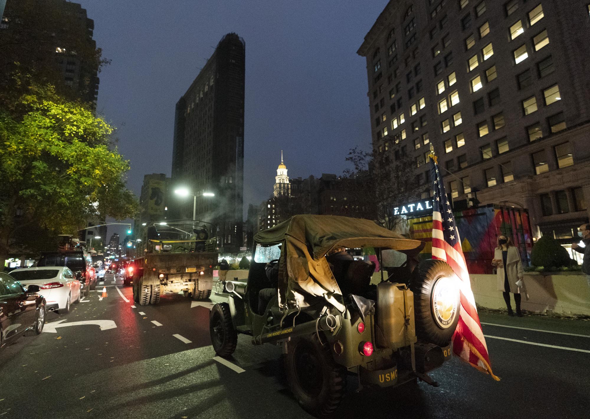 El desfile en honor a los veteranos de guerra no contó con la presencia de público debido a las medidas para luchar contra la pandemia del COVID-19 (AP Photo/Mark Lennihan)