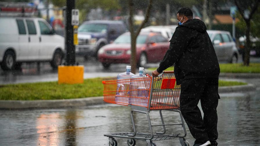 Florida añade más de 5.800 casos de coronavirus bajo amenaza de tormenta