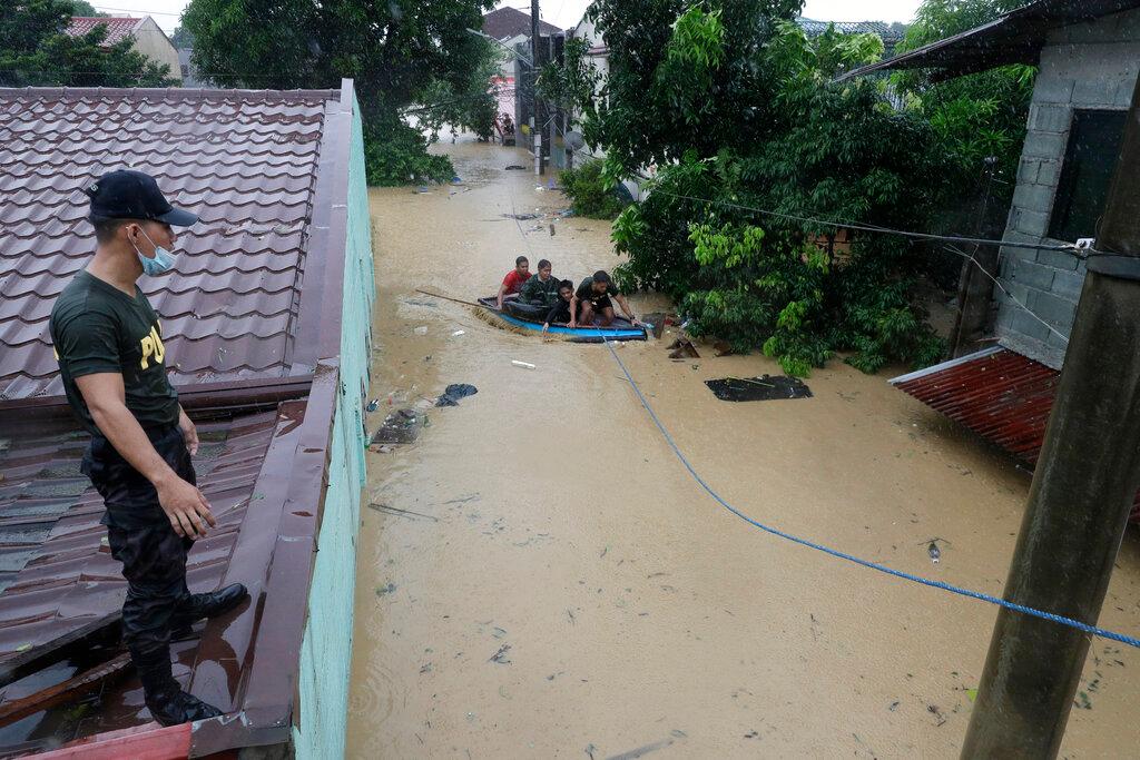 La policía rescata a los residentes atrapados mientras las inundaciones continúan aumentando en Marikina, Filipinas debido al tifón Vamco el jueves 12 de noviembre de 2020. Un tifón inundó ríos e inundó áreas bajas al pasar sobre el noreste de Filipinas azotado por la tormenta, donde estaban los rescatistas desplegado la madrugada del jueves para ayudar a la gente a huir de la crecida del agua 
