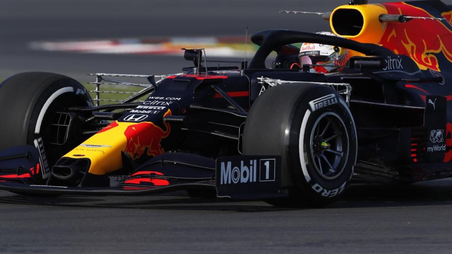 Max Verstappen domina el segundo libre; Checo undécimo y Sainz, catorce