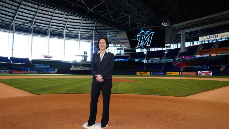 Jefa de operaciones de los Marlins disfruta ser la primer mujer en el cargo en EEUU