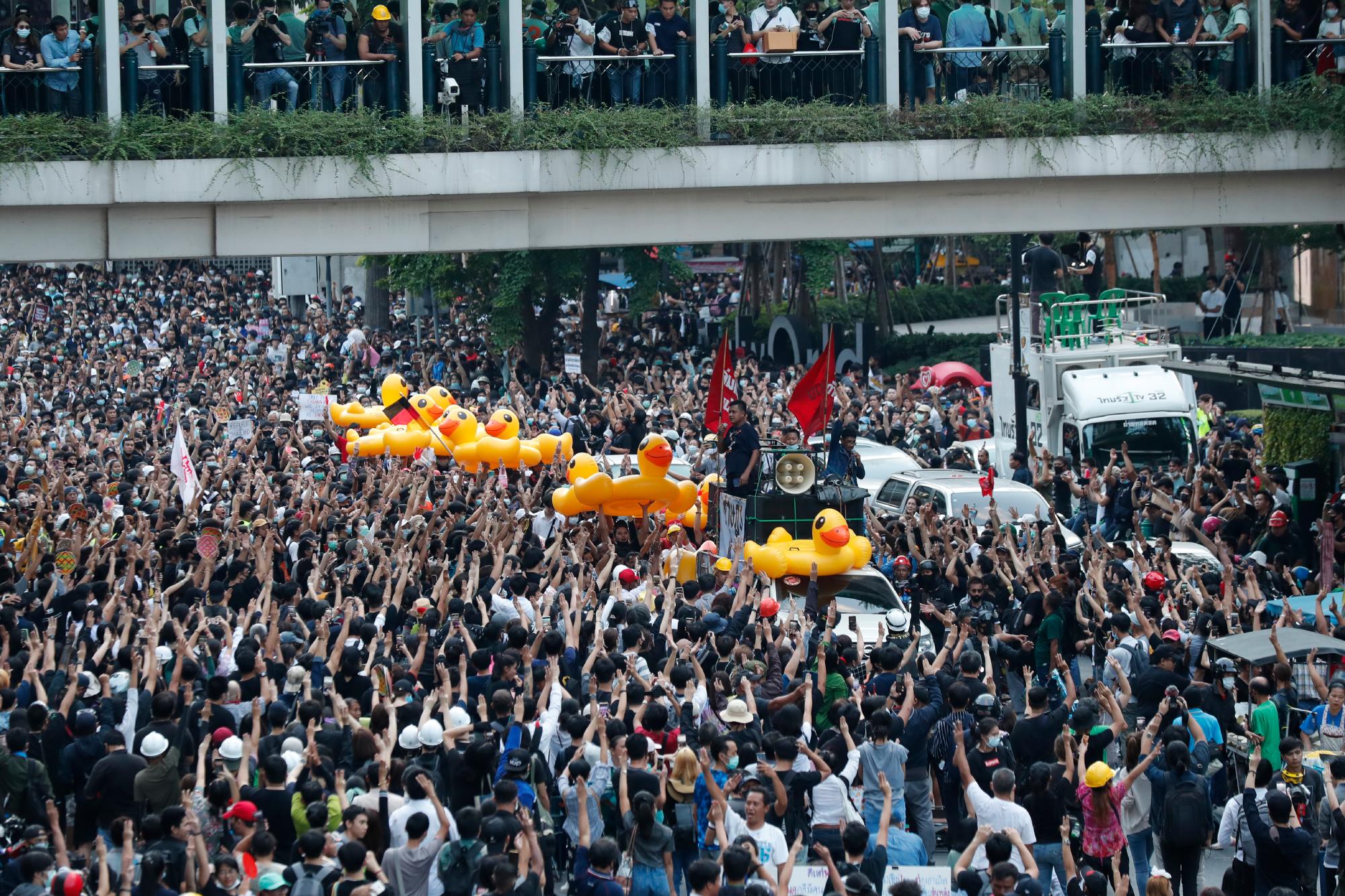 Grandes patos inflables se pasean entre la multitud en un mitin a favor de la democracia en Bangkok, Tailandia, el miércoles 18 de noviembre de 2020. La policía en la capital de Tailandia se preparó para posibles problemas el miércoles, un día después de que se realizara una protesta de manifestantes a favor de la democracia frente al Parlamento. empañado por la violencia que dejó decenas de heridos. 