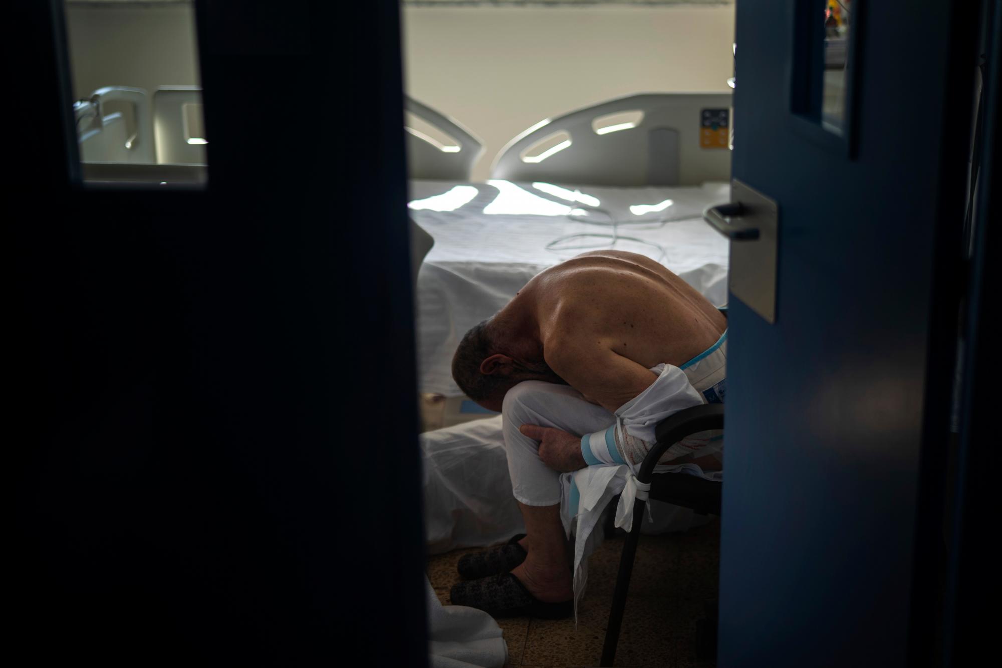 Un paciente descansa en una silla junto a su cama, en el ala para enfermos de COVID-19 del Hospital del Mar, en Barcelona, el 18 de noviembre de 2020. 