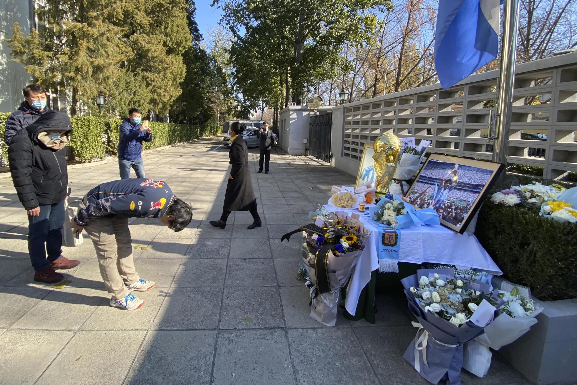 En China también se honró la memoria de Diego Armando Maradona. (AP/Ng Han Guan)