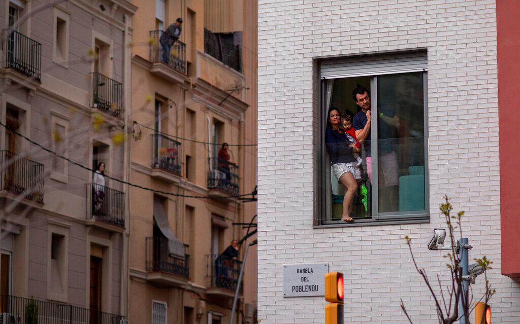 La gente se para en sus balcones durante un encierro a nivel nacional para contrarrestar el coronavirus en Barcelona, ??España, el 29 de marzo de 2020.