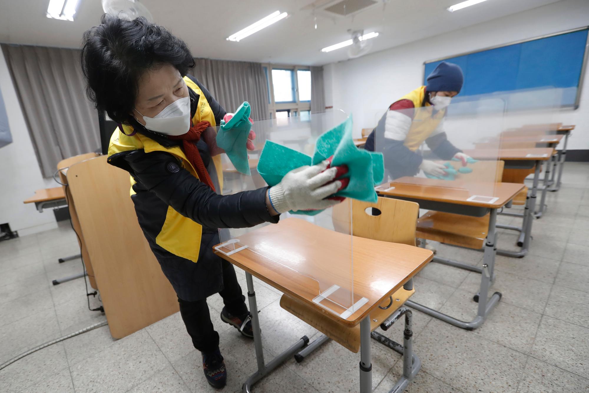 El brote de COVID-19 en Corea del Sur agrega nuevo estrés al extenuante examen de 8 horas.