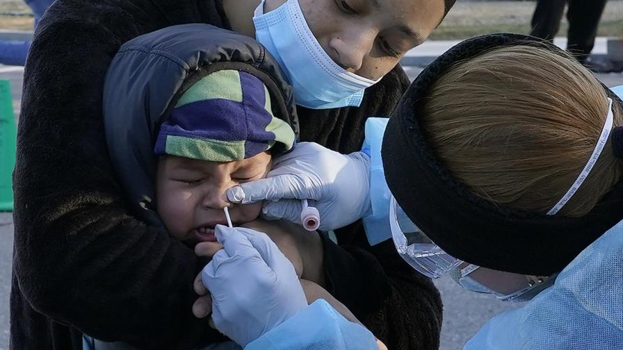 Reino Unido comenzará a vacunar, mientras pandemia castiga con fuerza a EEUU