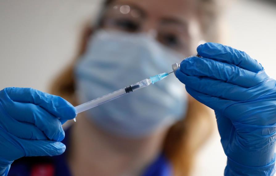 AstraZeneca investigará combinar su vacuna contra COVID con la Sputnik rusa