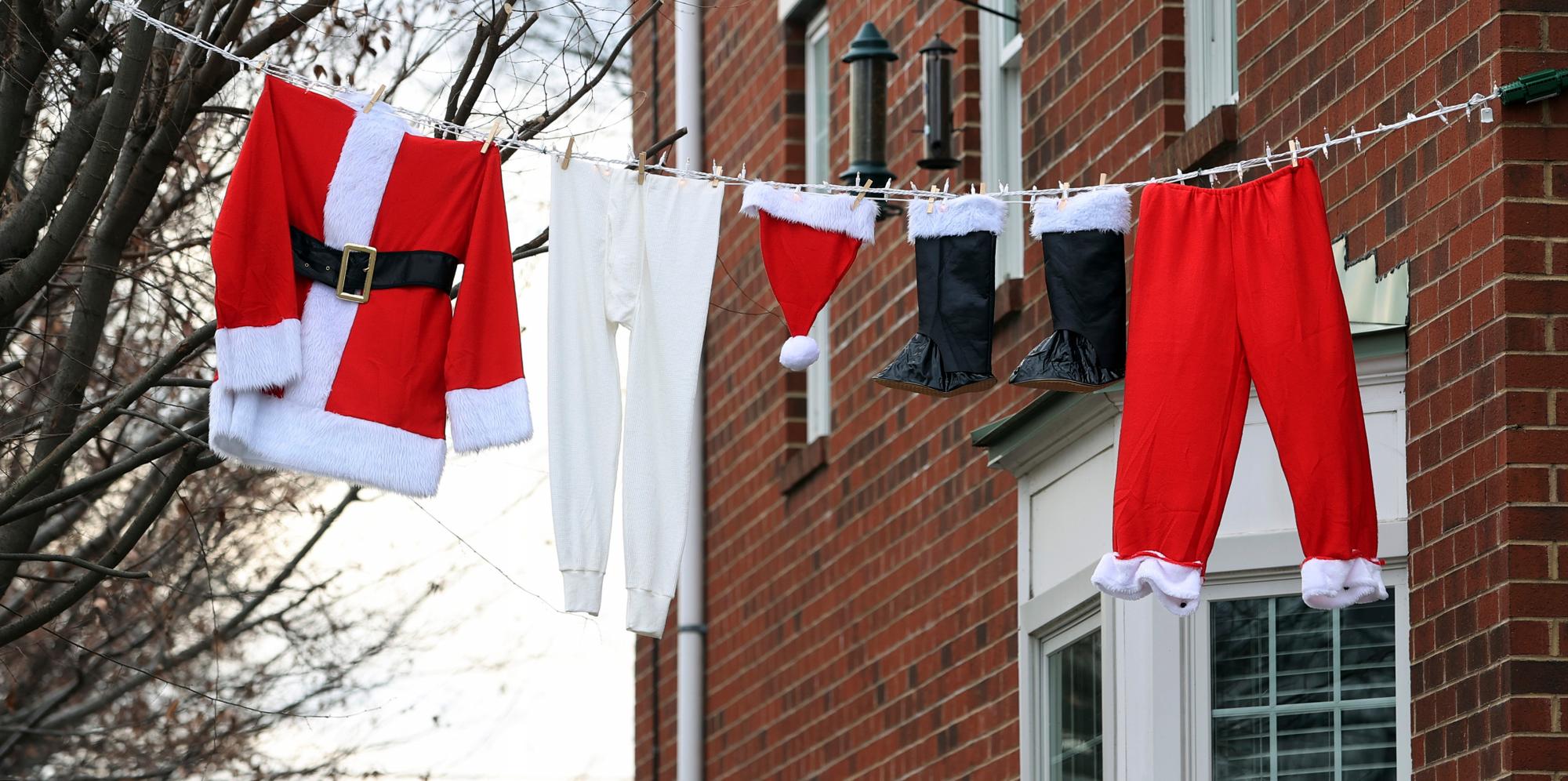Santa saca su traje en preparación para las celebraciones navideñas, el sábado 12 de diciembre de 2020 en Richmond, Virginia. Lo único que falta son sus calcetines, que deben colgarse con cuidado junto a la chimenea en esta casa en Rosewood Avenue.