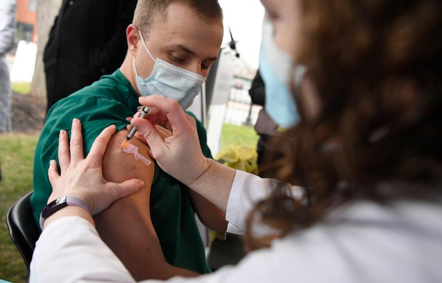 Empleado sanitario de EEUU sufre fuerte reacción alérgica a vacuna de Pfizer