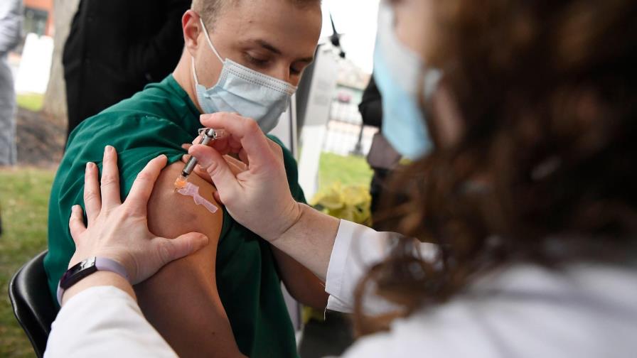 Empleado sanitario de EEUU sufre fuerte reacción alérgica a vacuna de Pfizer Empleado sanitario de EEUU sufre fuerte reacción alérgica a vacuna de Pfizer