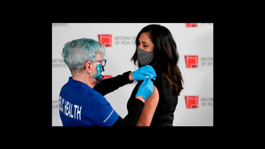 FDA recomienda aprobar la vacuna anticovid de Moderna