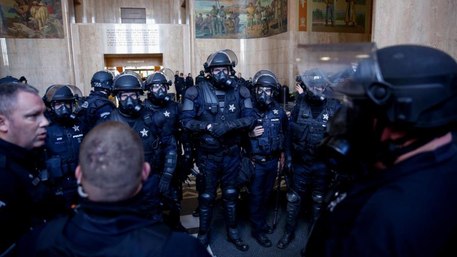Hombres armados irrumpen en el Capitolio de Oregón contra medidas anticovid Hombres armados irrumpen en el Capitolio de Oregón contra medidas anticovid