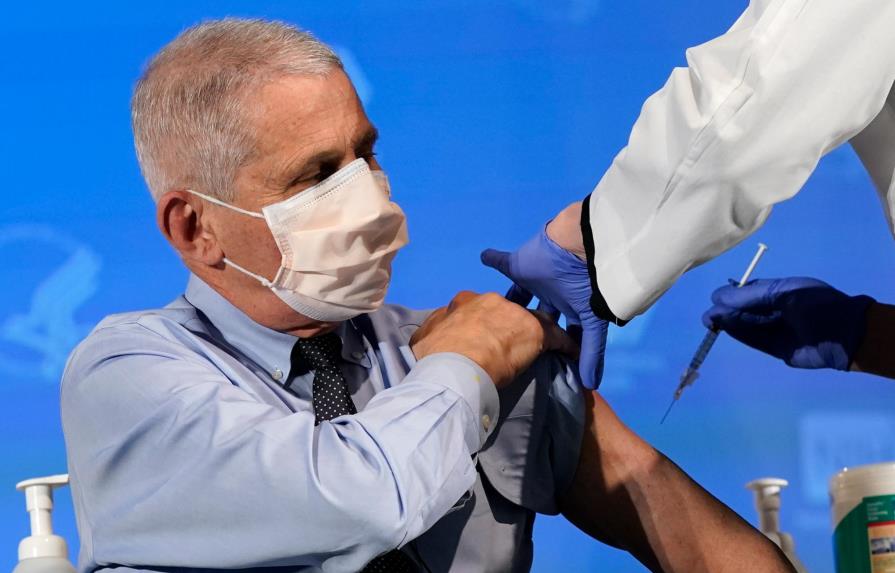 Inmunólgo estadounidense Anthony Fauci recibe vacuna contra COVID-19