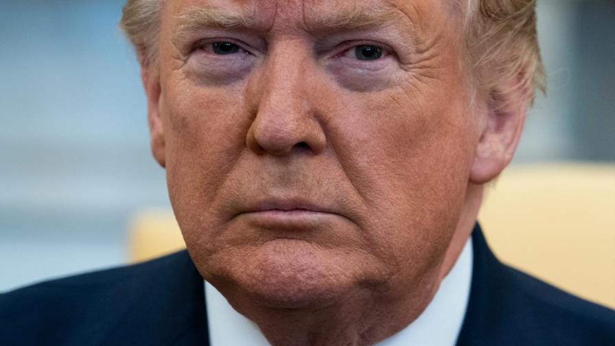 Trump insinúa que no firmaría paquete de ayuda por COVID-19