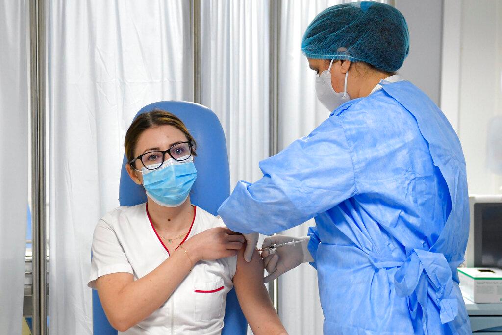 Mihaela Anghel, una enfermera rumana, recibe la primera vacuna COVID-19 administrada en el país en Bucarest, Rumania, el domingo 27 de diciembre de 2020. Anghel es la enfermera que registró y procesó al primer paciente oficial de COVID-19 de Rumania, el 2 de febrero. 27 de febrero de 2020.