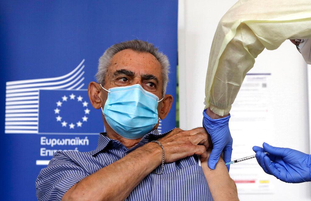 Andreas Raounas, de 84 años, el primer paciente en la isla recibe de una enfermera la vacuna de Pfizer BioNtech contra el COVID-19, en una residencia de ancianos en Nicosia, Chipre, el domingo 27 de diciembre de 2020. Chipre inició hoy el programa de vacunación contra el COVID -19.