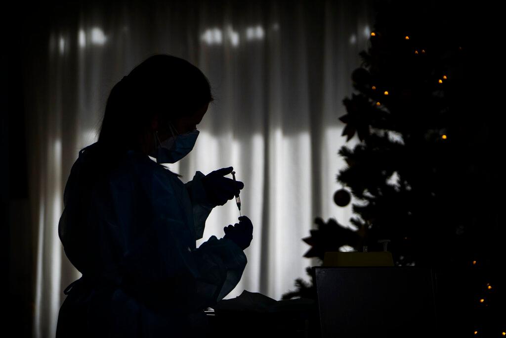 La enfermera Idoia Crespo prepara una vacuna contra el Coronavirus en una residencia de ancianos de l’Hospitalet de Llobregat en Barcelona, ??España, el domingo 27 de diciembre de 2020. 