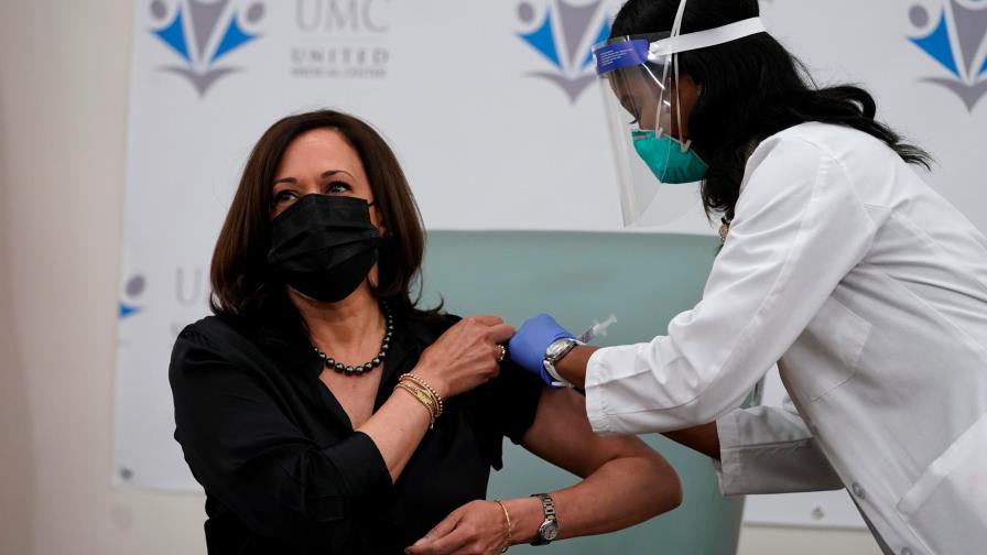 Kamala Harris recibe en público la vacuna y dice que se trata de salvar vidas