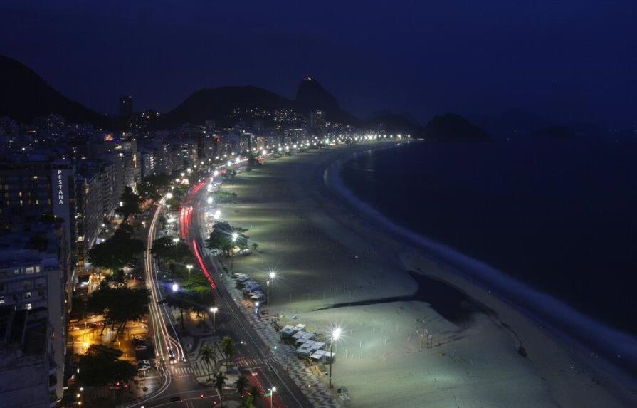 A pesar de los contagios, cariocas acuden a las playas de Copacabana en Nochevieja 