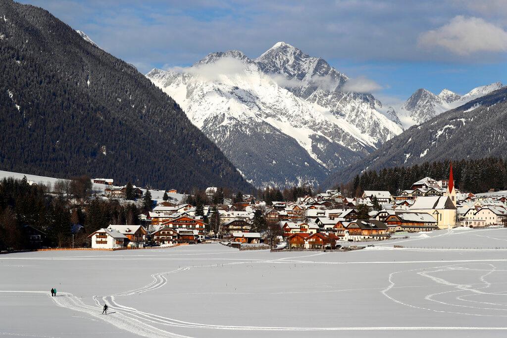 La gente disfruta del clima soleado de invierno en la provincia italiana de habla alemana del Tirol del Sur en Rasun-Anterselva, Italia.