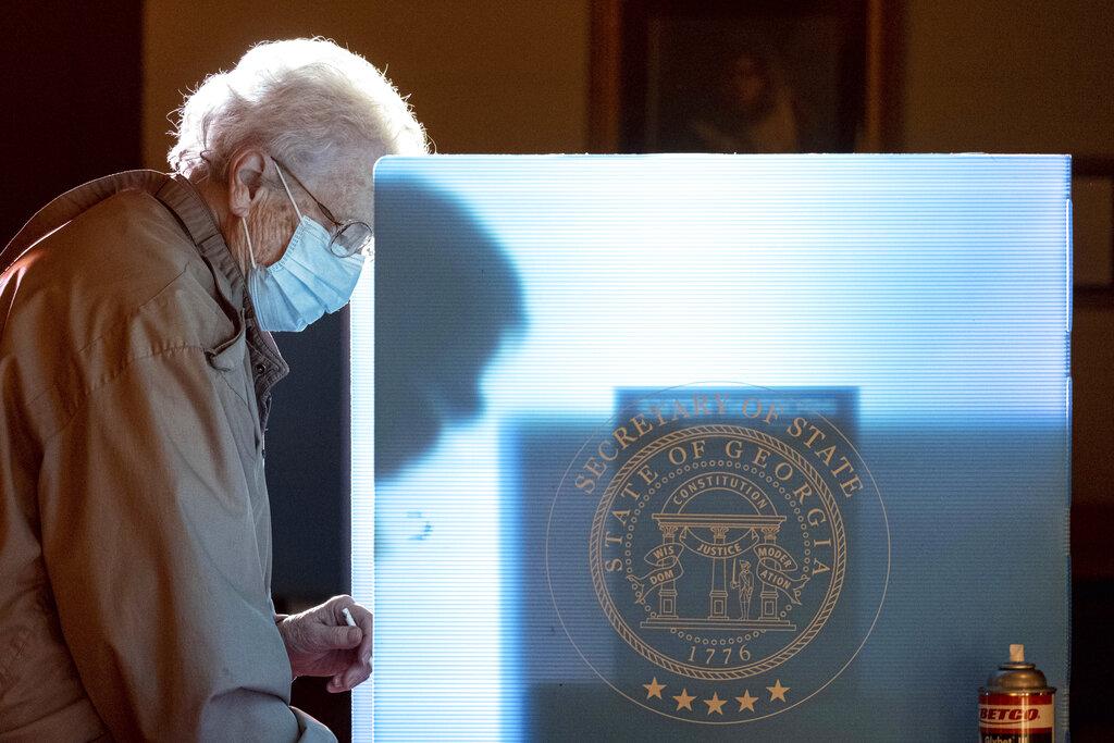 Helen Thomas marca una boleta electoral en el proceso electoral que definirá el control del Senado (AP Photo/Ben Gray)