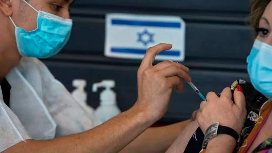 Israel registra leve bajada de casos y busca reabrir espacios para vacunados