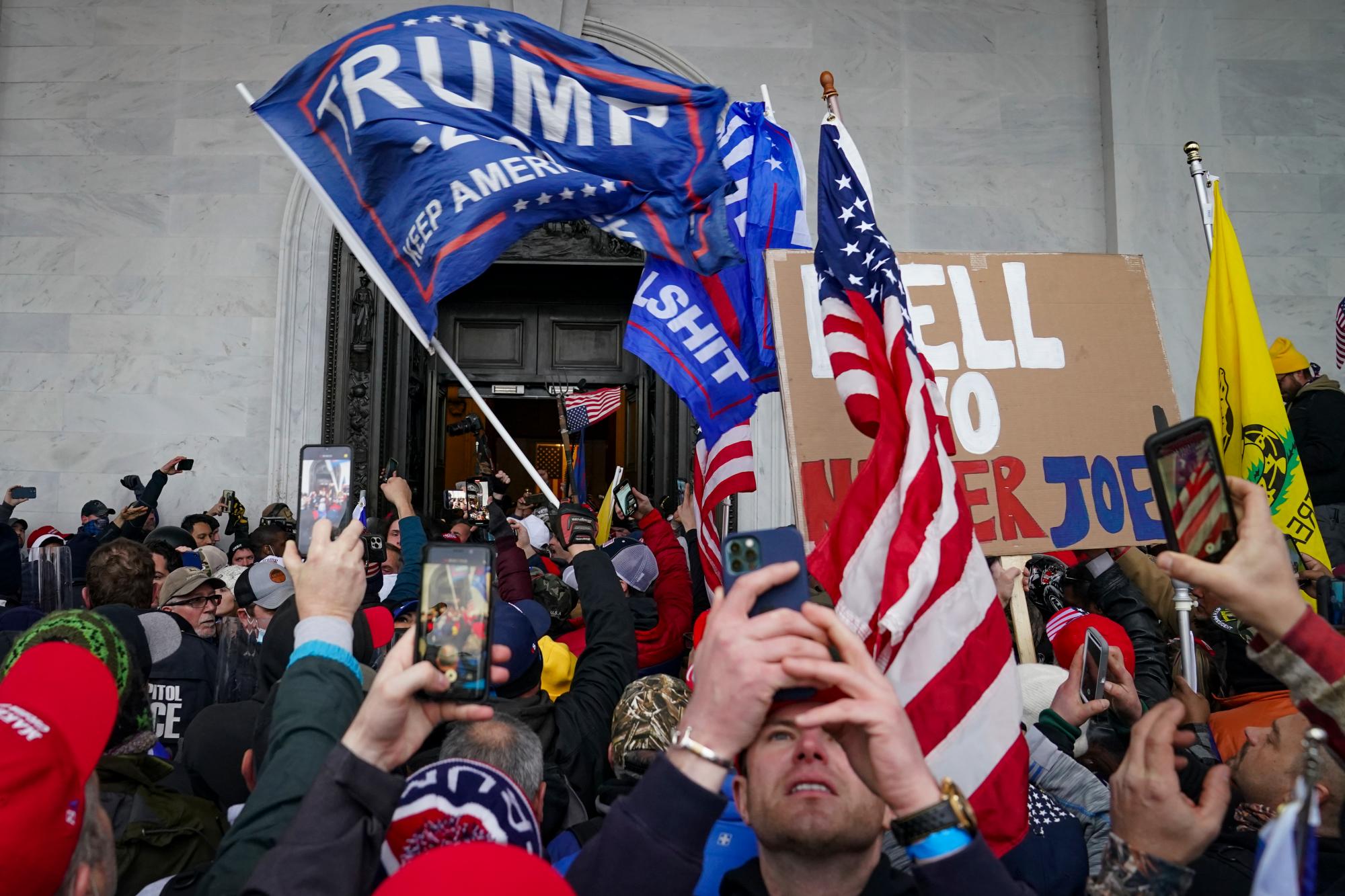  Los partidarios de Trump se reúnen frente al Capitolio, el miércoles 6 de enero de 2021 en Washington. Mientras el Congreso se prepara para afirmar la victoria del presidente electo Joe Biden, miles de personas se han reunido para mostrar su apoyo al presidente Donald Trump y sus acusaciones de fraude electoral.