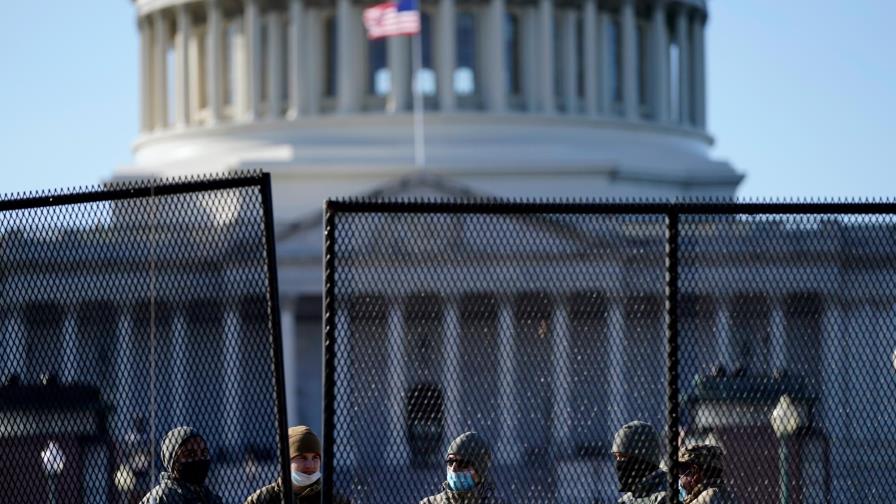 Llueven las críticas a la actuación policial en el asalto al Congreso Llueven las críticas a la actuación policial en el asalto al Congreso