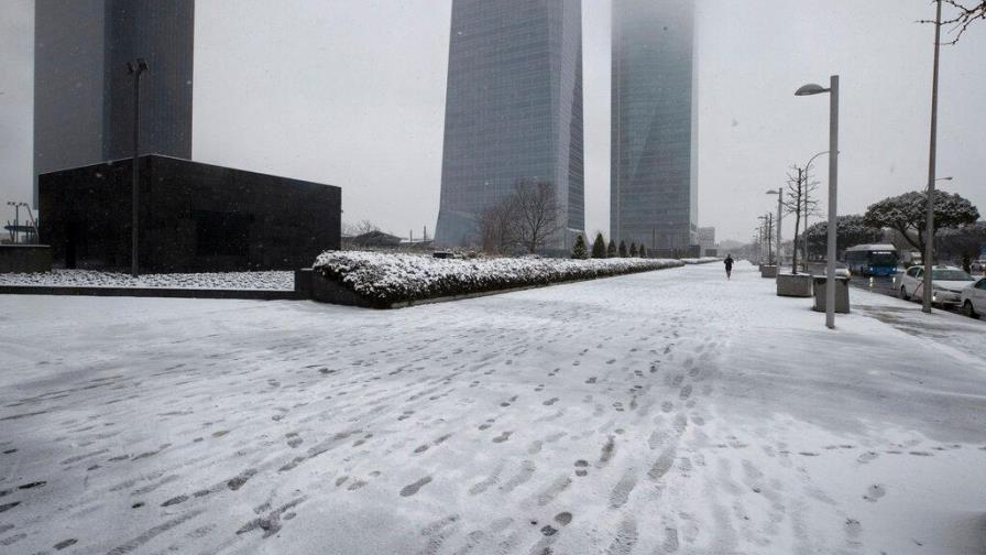 España cubierta de nieve; fenómeno afecta el transporte